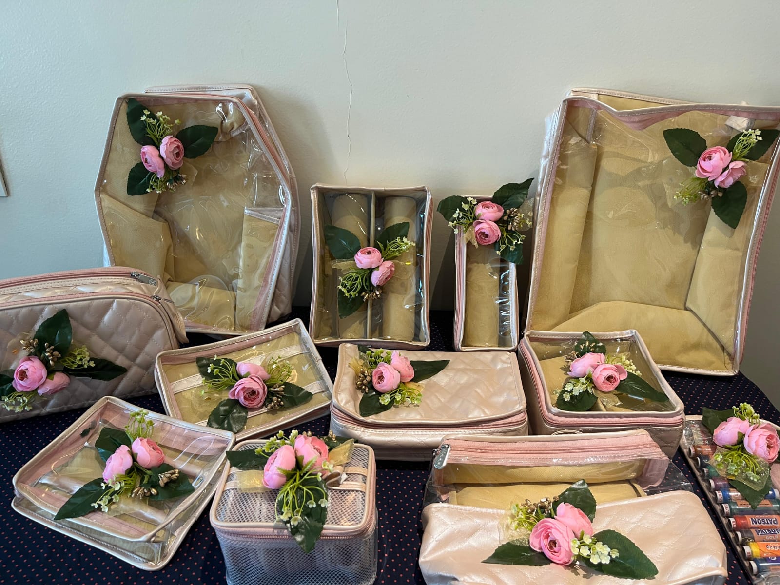 Event decor with balloons and gifts
